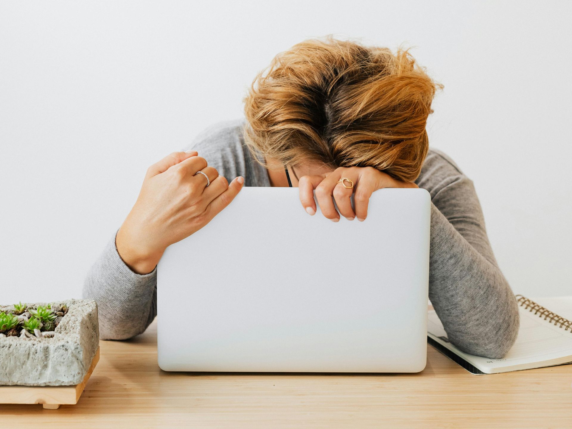 Ständig müde – obwohl du genug schläfst?